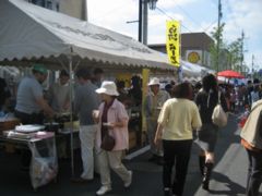 新規ウィンドウで拡大表示 地元商店のテント