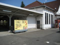 新規ウィンドウで拡大表示 臨時列車の看板