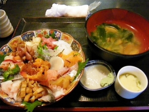 海鮮丼にあさり汁がつきます