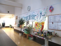 施設出入口