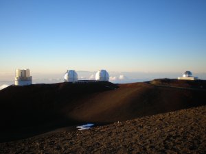 頂上付近にある各国の天体観測所
