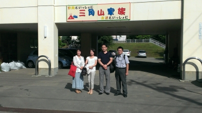 まずは、いずみ作の看板の前で記念写真。(Photo うに)