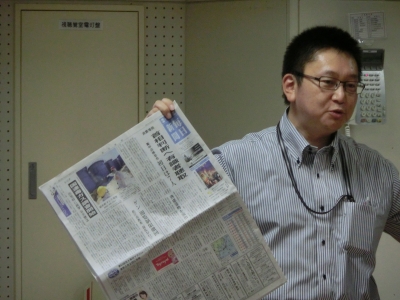 4社の新聞を持参してトップニュースを比べてみると・・・