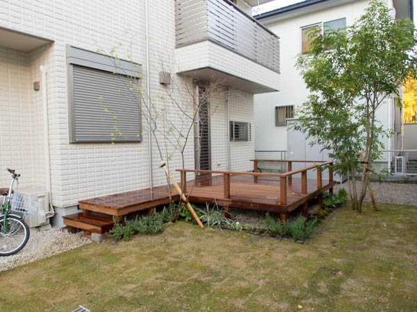 ウリンデッキと植栽