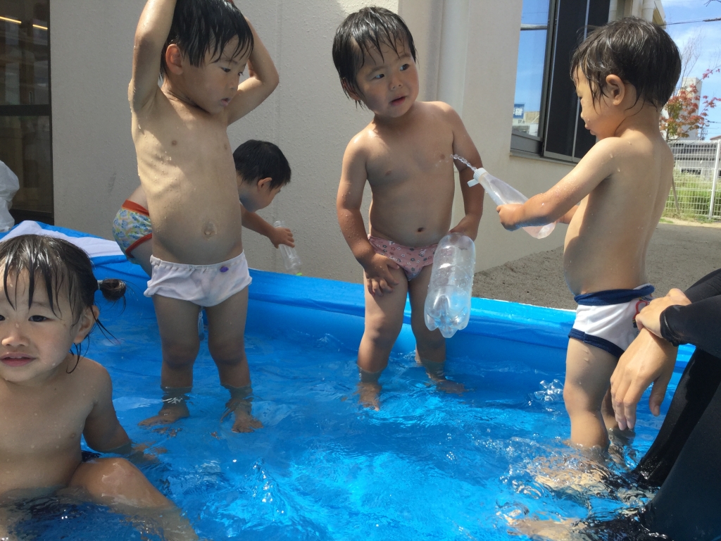 園児　水遊び 2 水遊び～２歳児～ | みどりの森みらいこども園