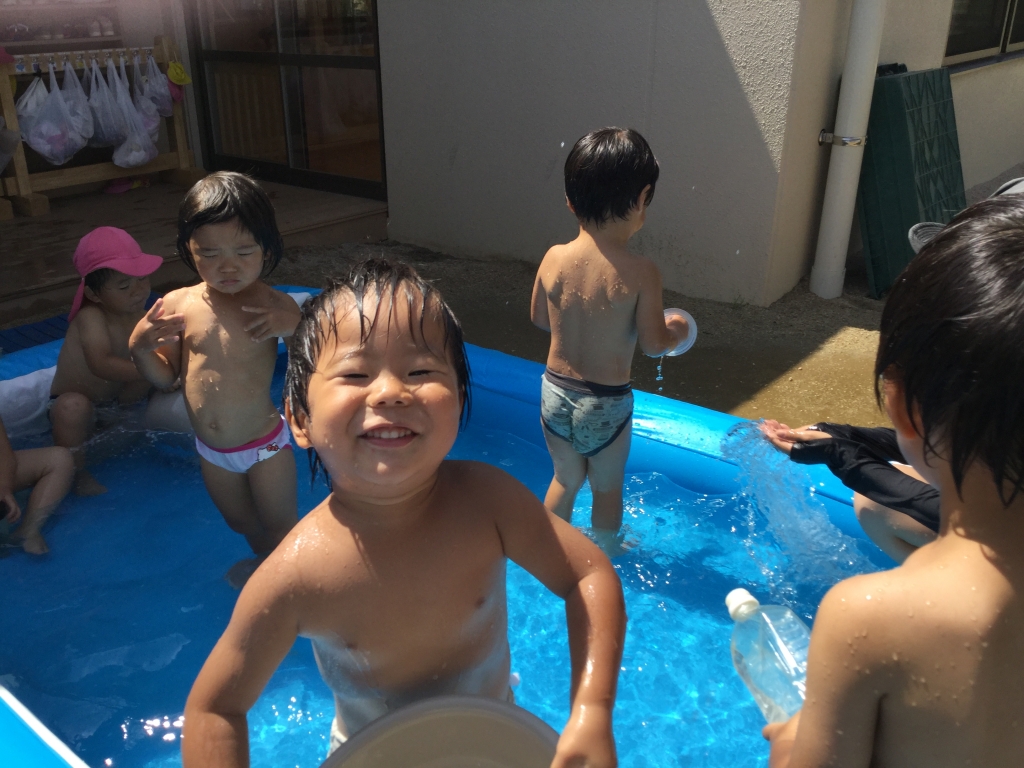 幼稚園 水浴び 水遊び～２歳児～ | みどりの森みらいこども園