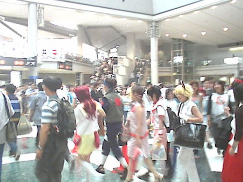 人が波のよう