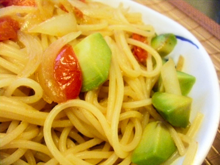 アボカドとトマトのパスタ