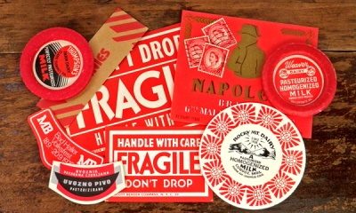 Vintage 赤のコラージュセット【DAISY】英国 エリザベス女王 60s 切手、コインラッパー、ビールラベル、メールラベル、ミルクラッパー、ミルクキャップ、ドリンクラベル、シロップラベル、シガーバンド、ビンテージ、ヴィンテージ、アンティーク