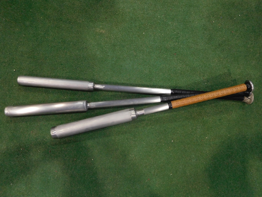 ビーコンの秘密兵器 アイアンバット 手前が２ 強 真ん中１ ８ｋｇ奥１ ６ｋｇ 腕力強化バットです 中山コーチの 起死回生 Blog