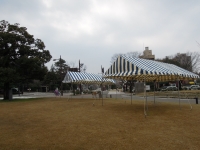 青と白のしましまのテント