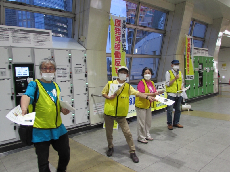 川崎駅西口のラゾーナ入口での原発ゼロ宣伝行動