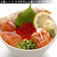 かなりピンボケ 鮭づくし丼を撮る