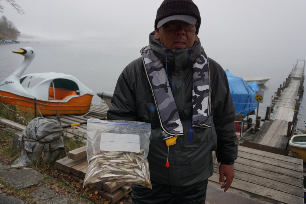 ワカサギ釣りの様子 中禅寺湖漁業協同組合 ワカサギ釣りの様子 中禅寺湖漁業協同組合