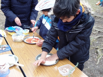 生地をのばしてトッピング