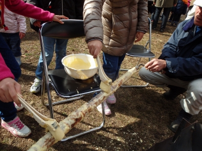 はけで生地を塗っていきます