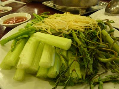 辛いトマト鍋へ入る野菜〜空芯菜