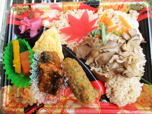 きのこご飯とさんまの蒲焼風弁当 430円(税込) ローゼンで購入。