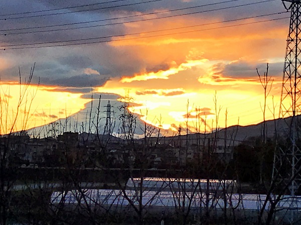 素晴らしい夕焼けと富士山