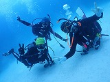 青い海とダイバー