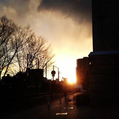 夕日に向かって走る青年