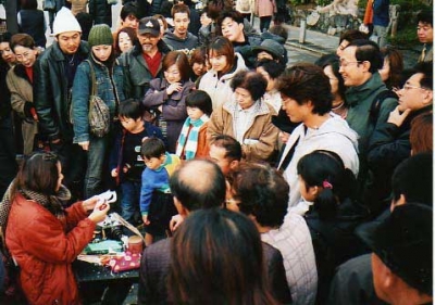 嵐山似顔切り絵中写真
