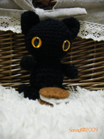 編みぐるみ・黒猫ポーズその1