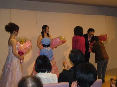 出演したお姉さんに花束贈呈