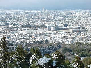 高良大社から雪の久留米市内
