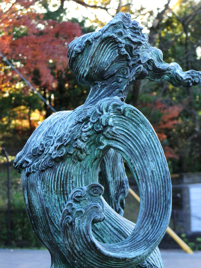 多摩湖のブロンズ像「水の精像」と「村山下貯水池 第一取水塔