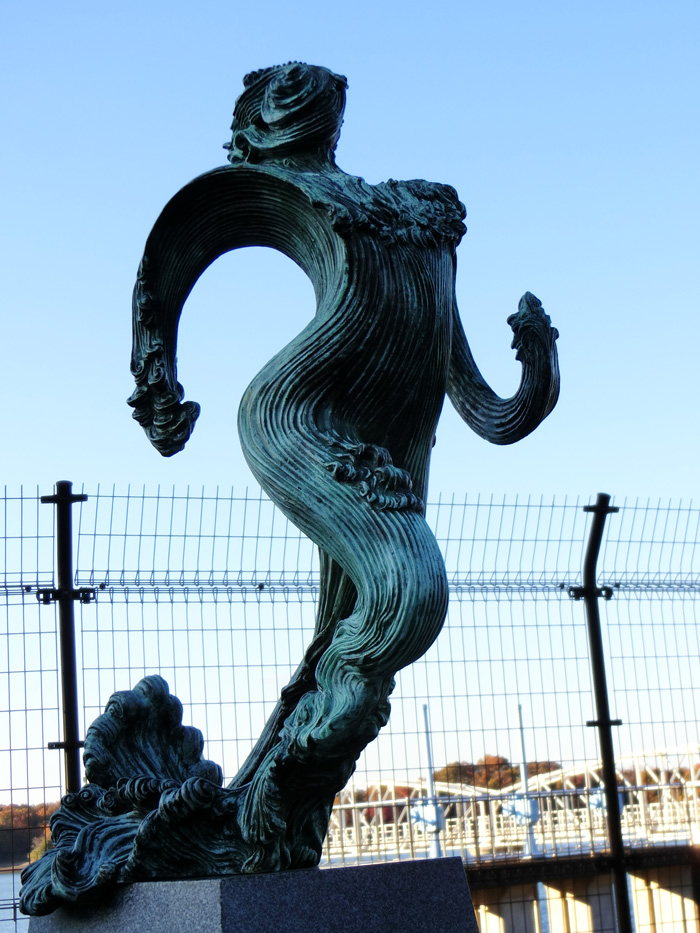 多摩湖のブロンズ像「水の精像」と「村山下貯水池 第一取水塔