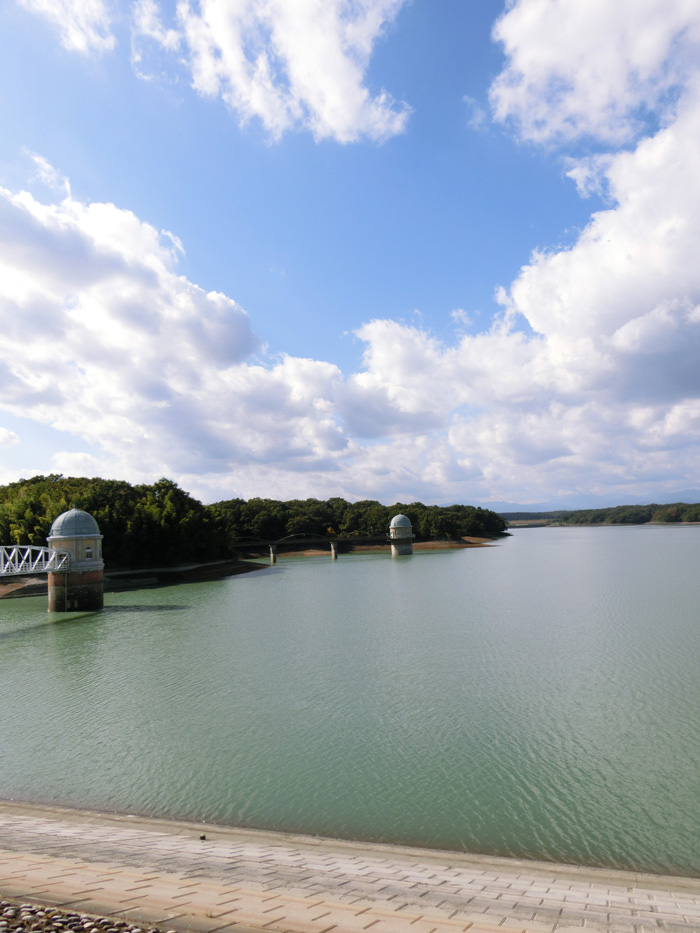 多摩湖のブロンズ像「水の精像」と「村山下貯水池 第一取水塔