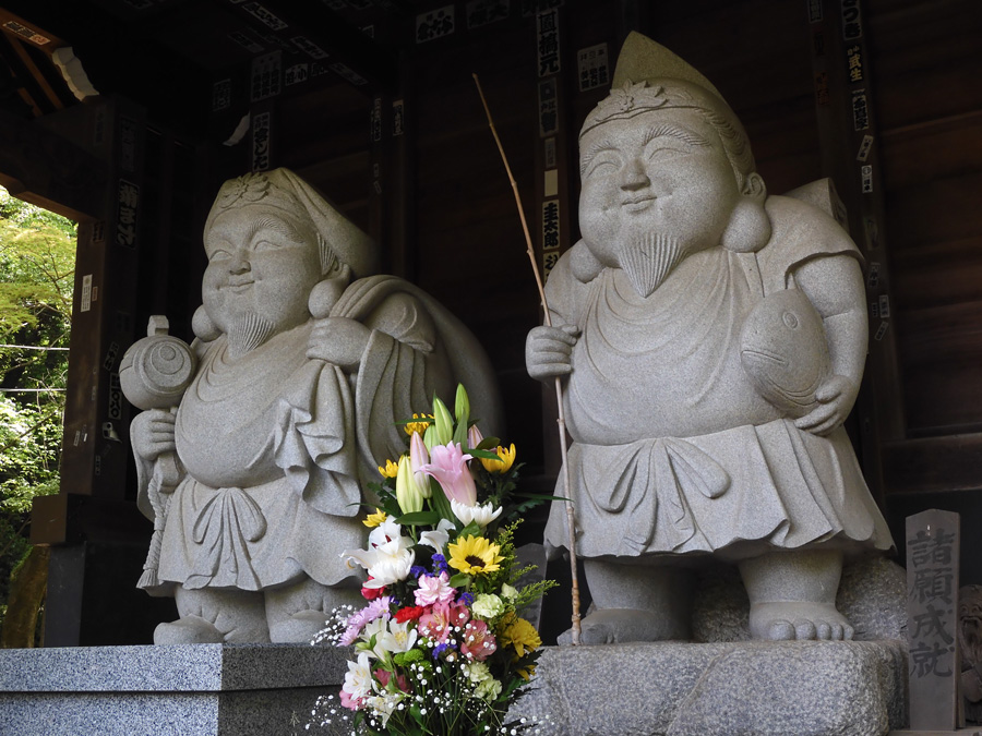 深大寺〈7〉福徳尊（1）大黒天と恵比寿尊、獅子木鼻など木彫や扁額