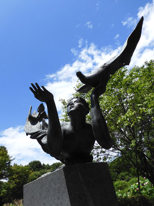 郷土の森公園 修景池のブロンズ彫刻『緑光燦舞』女性像 2022.7月