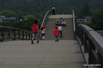 錦帯橋を渡る