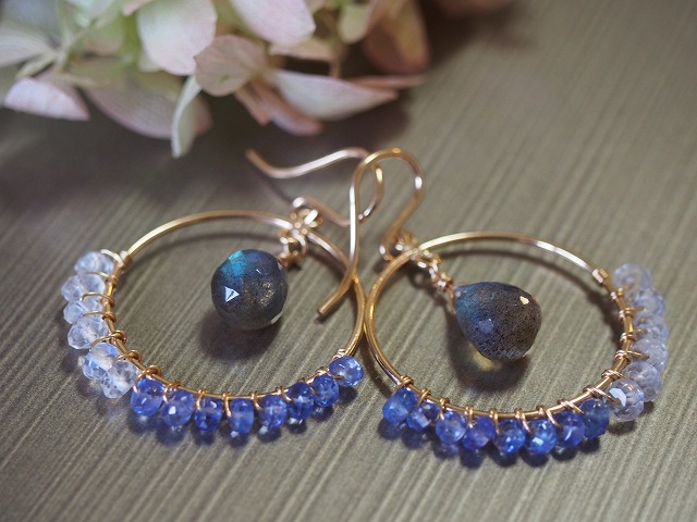 ラブラドライトとタンザナイトのゴールドフィルドピアス
