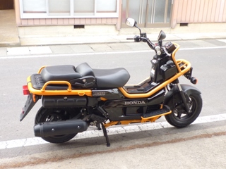 マフラー側。
