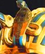 ツタンカーメン黄金マスクに装飾されたコブラ