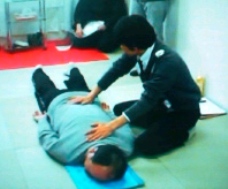 『洗毒法』実習中の柳澤先生