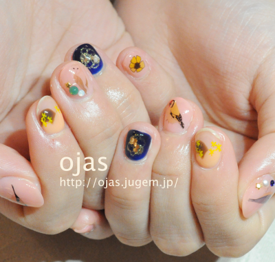 フクロウや文鳥など鳥が沢山居るbirds nailです。華やかな春ネイルにぴったり。個性的ネイルも深爪矯正も京都北大路ojasへ。