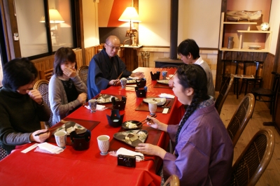 食事中