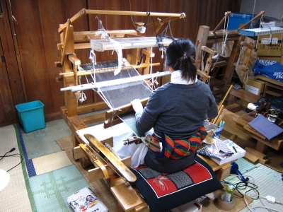 織ってる様子