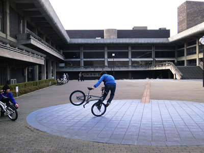 自転車と少年
