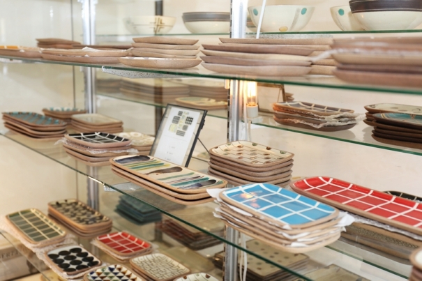 モダンで色鮮やかなやちむん「一翠窯」でお買い物♪ | おいしい沖縄