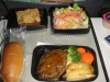ユナイテッド航空の機内食です。ビールは飲み放題だし、アデンダントは綺麗だし^^