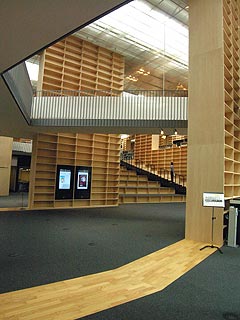 藤本壮介設計・武蔵野美術大学図書館