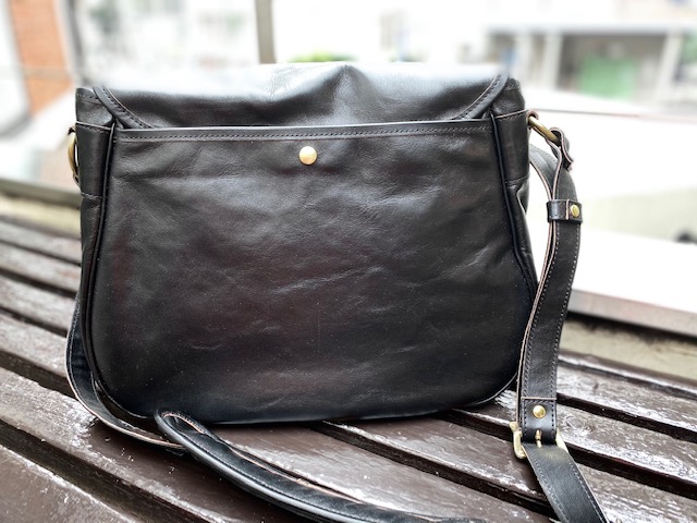 容量たっぷりなホースハイドメールバッグが入荷しました 容量たっぷりなホースハイドメールバッグが入荷しました