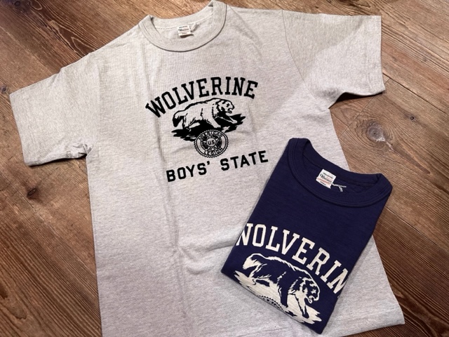 ウェアハウスから大量にTシャツが届いてます