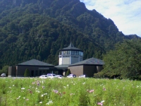こちらに見えるのが美術館です。
