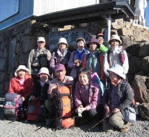 下山前、山頂神社の前で
